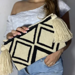 Lady-Holding-a-Colombian-Woven Wayuu-Purse-with-Zippers