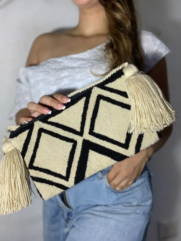 Lady-Holding-a-Colombian-Woven Wayuu-Purse-with-Zippers